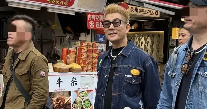 任贤齐泉州街头炸锅，一头黄发穿牛仔帅成30岁，这哪像60岁的人