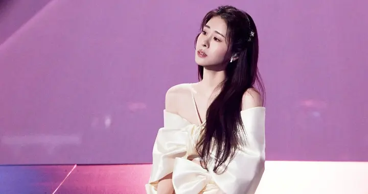 张碧晨舞台造型封神！白色绸缎蝴蝶结裙衬得长腿又直又细美到失语