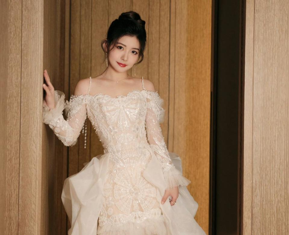 赖美云，蕾丝纱裙，甜美清澈 ???