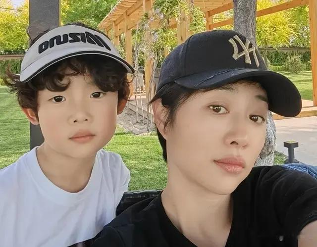 张龄心在英国陪儿子读书，曾是不婚主义者，丈夫是自己主动追来的