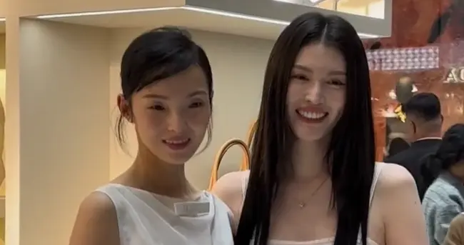 何穗雎晓雯同框出席活动！线下生图白到发光，俩超模“辣妈”好美