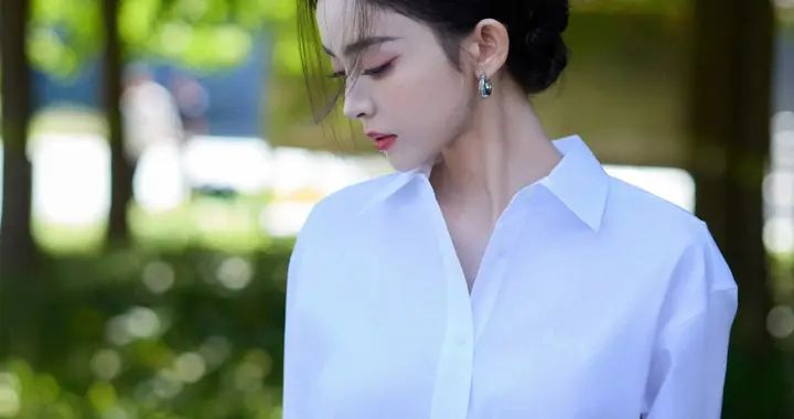 古力娜扎白色连体裙，清新又甜美 ???