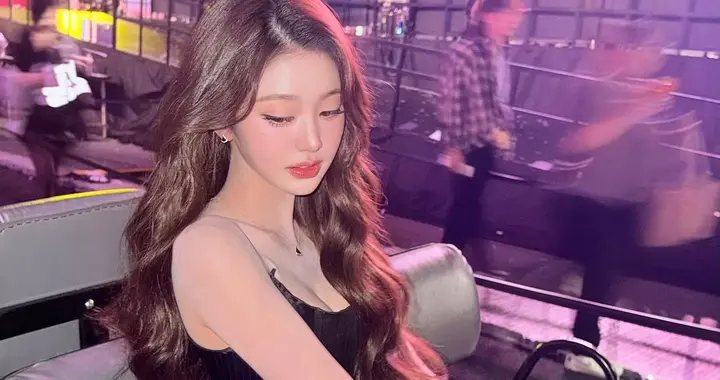 张元英纯黑抹胸连衣裙，绝美