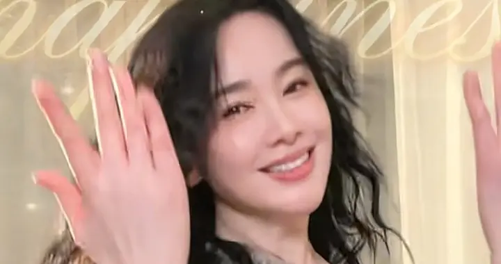 48岁左小青跳手势舞：油画卷+毛衣，时髦又减龄，状态好得像28岁