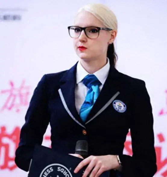 撒贝宁与加拿大妻子分手后，称：“你竟敢打死我！”