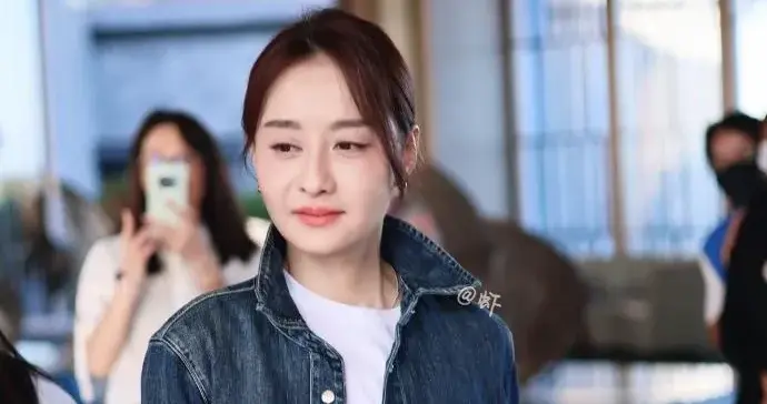 陈德容看不出是74年的人！穿牛仔外套+白T+牛仔裤，时髦又减龄！