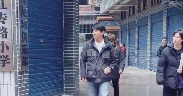 55岁吴奇隆武汉街头被拍！身材矮小五五分，穿成这样差点认不出