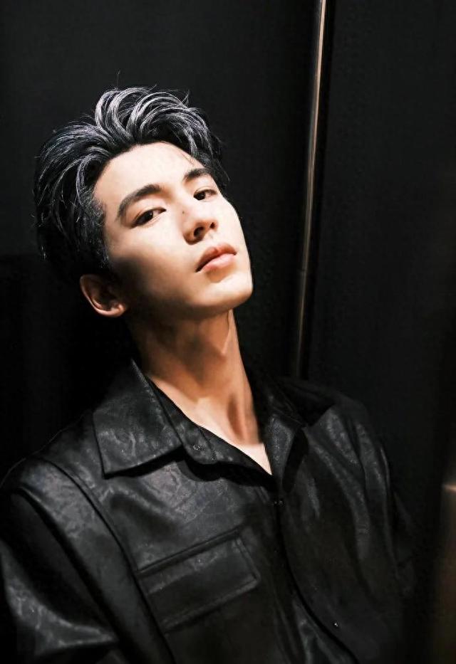 2025内娱颜王换人！成毅囚衣自虐封神，肖战王一博王座动摇