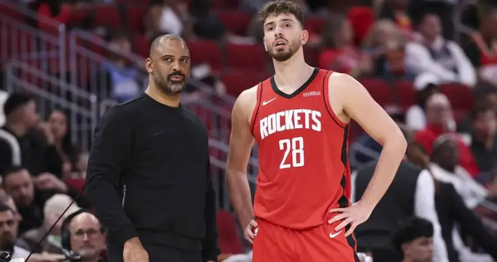 火箭中锋申京主动示弱，乌度卡指出问题所在，火媒怒喷