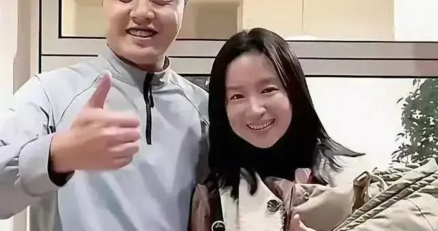 44岁董洁和男友人大连聚餐时被人偶遇 可是纯素颜，那模样简直美翻