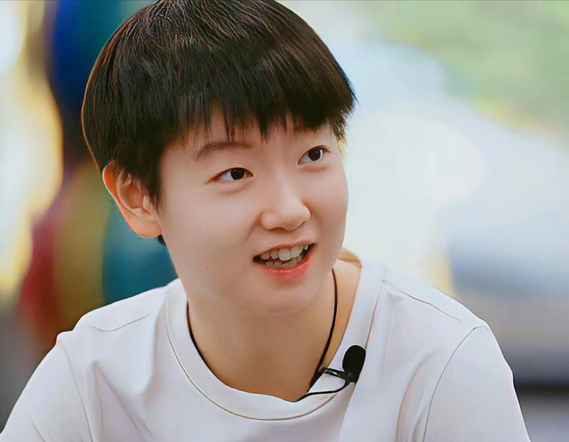 孙颖莎素颜被喷！长得一般，化不化妆没什么区别！一样丑!