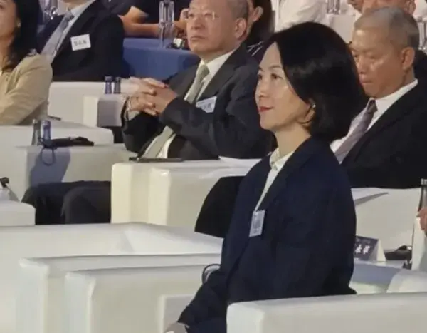 何超琼穿西装配红色皮鞋亮相，耳环30年没变，62岁坐姿端庄不显老