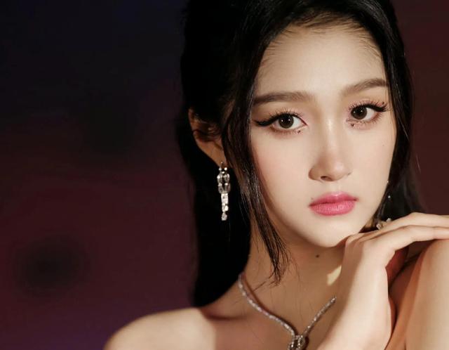 黄渤|女星关晓彤时尚造型：苗条身姿、俊美容颜