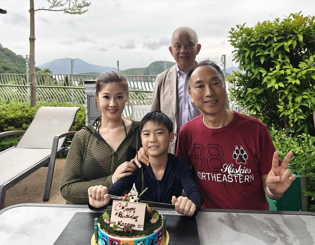 51岁翁嘉穗为10岁儿子庆生，大20岁丈夫携老父出镜，祖孙仨长很像