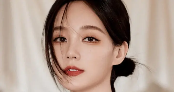 李一桐酒红色针织裙的美丽