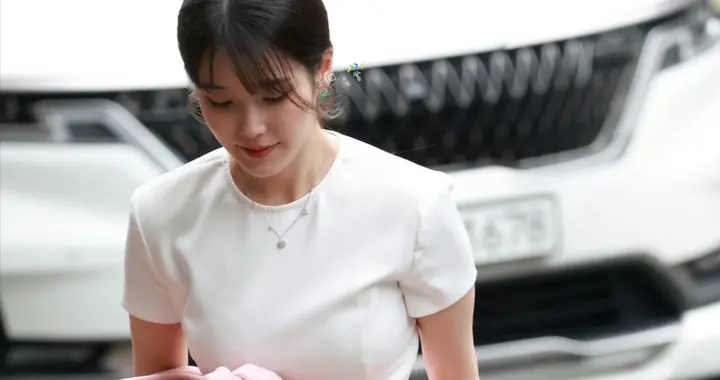 李知恩线下品牌活动现场，清冷又温柔！