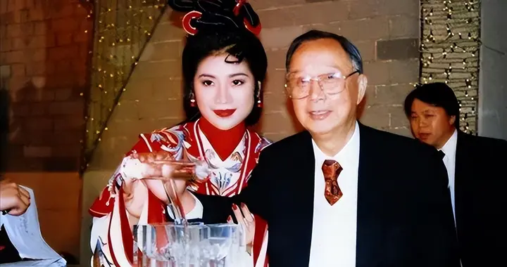 放弃争夺数百亿遗产，带着女儿远遁美国，如今才知道她有多清醒