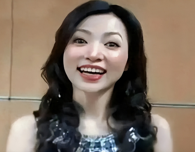 董卿早年旧照，圆脸加大龅牙尖嘴猴腮，反而是老了更漂亮！