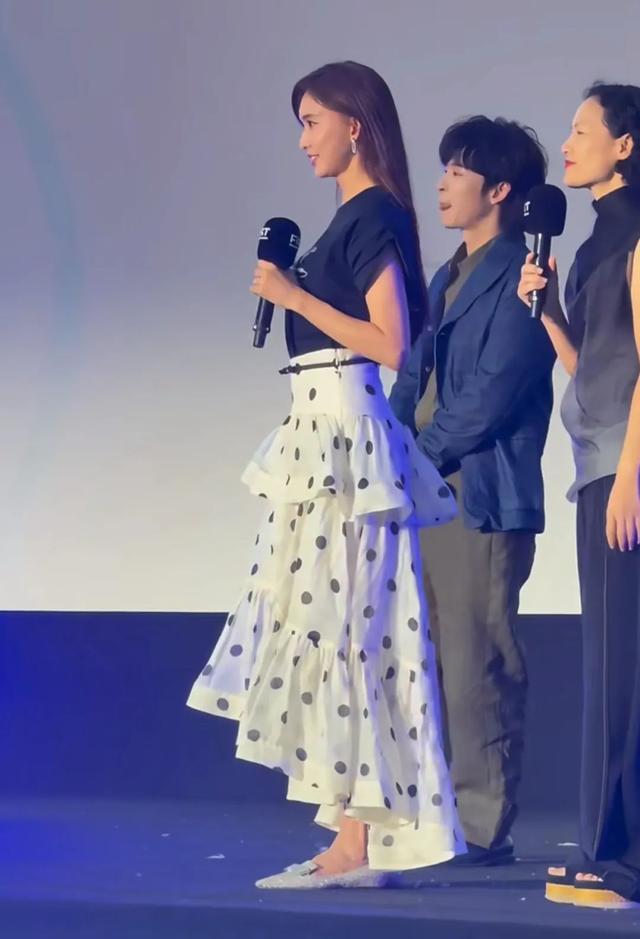 50林志玲美的很权威！看了她近期16套穿搭，T恤搭半身裙美翻天！