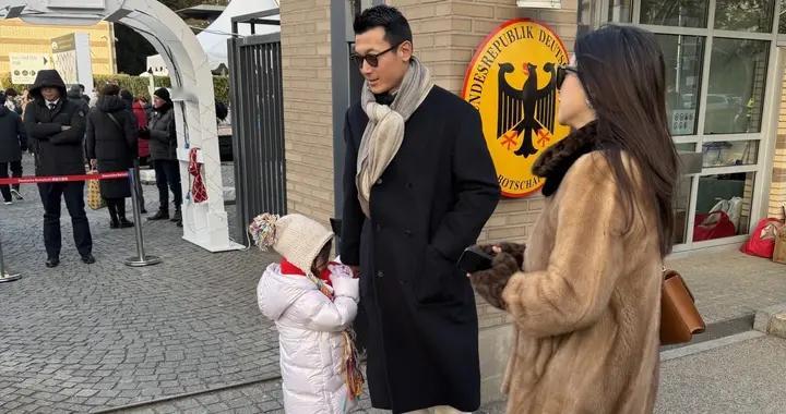 朱珠一家三口现身圣诞集市，老公打扮绅士，朱珠穿皮草外套好贵气