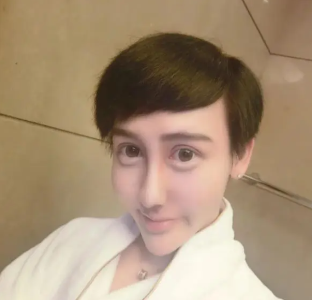 曾经靠“蛇精脸”爆红，性别成谜的刘梓晨，如今却认不出本尊