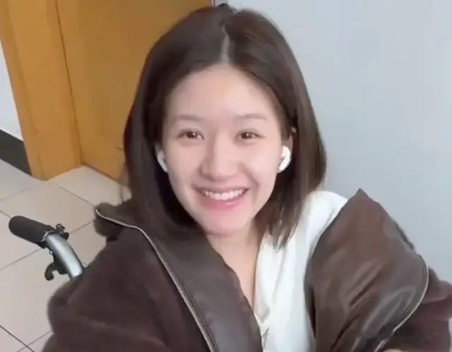 妈呀!赵露思最新现状，像初生的婴儿用勺子吃饭、走路腿在抖