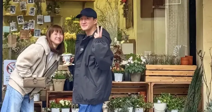 王阳带6岁女儿上山挖笋！和高斯穿情侣装很甜蜜，戏里戏外好男人