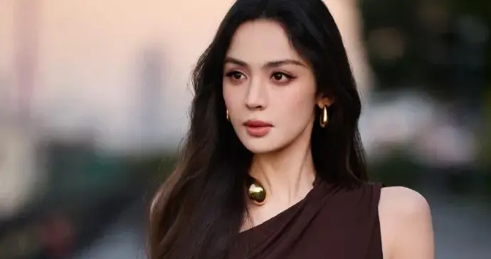 又被古力娜扎惊艳到！一袭单肩镂空礼裙，窈窕曲线好迷人！