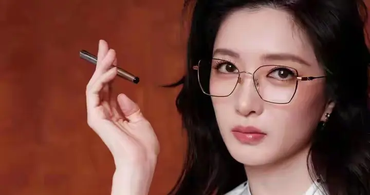 穿波点衬衫的江疏影