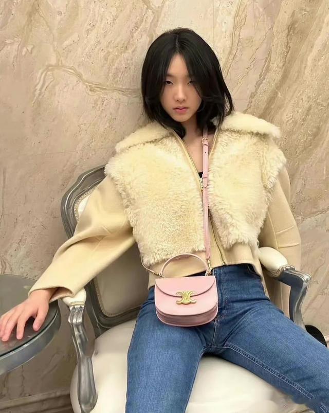 保湿 小S女儿新年拿下高奢代言，穿露脐装短发神气似大S翻版，形象大变