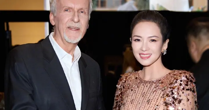 章子怡出席《阿凡达3》首映礼，穿粉色亮片礼服，与导演握手合影