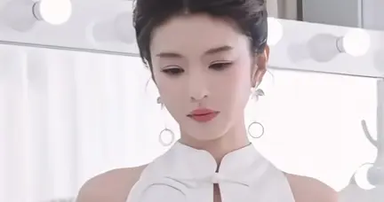 李云霄一袭新中式白旗袍，清冷高级感拉满