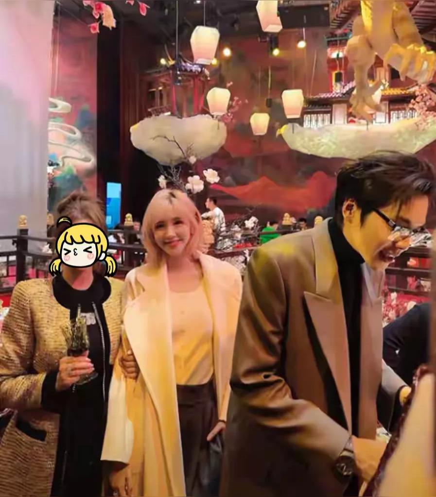 难怪大家觉得唐艺昕的婚姻生活很辛苦，原来不怎么需要在娱乐圈工作的张若昀...