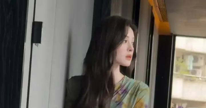 古力娜扎｜一周随机碎片，裙装美腿穿搭，慢时光的静谧时刻。