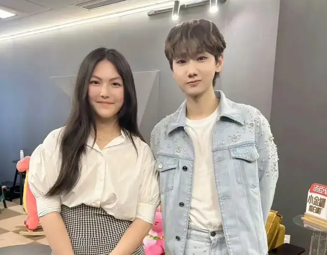 笑不活！李湘进歌手后台帮女儿要合影，照片出来心疼汪苏泷一秒钟