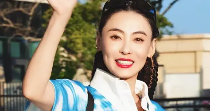 张柏芝越活越年轻！蓝色翻领衫+牛仔五分裤，减龄又高级！