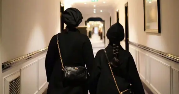 孙俪国庆节一人带女儿去法国游，在烈日底下倒时差，11岁女儿高挑