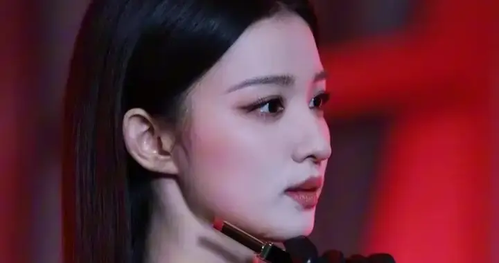 王楚然一袭黑裙亮相TF活动，气场全开