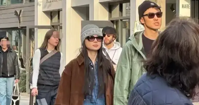 阮经天和女友日本逛街被偶遇，正面同框照首曝光，十指紧扣很甜蜜 ???