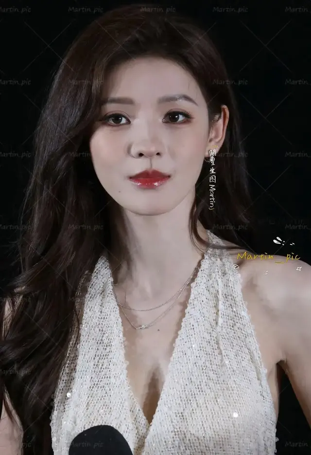 张予曦今日线下活动生图，又一次被美貌折服了