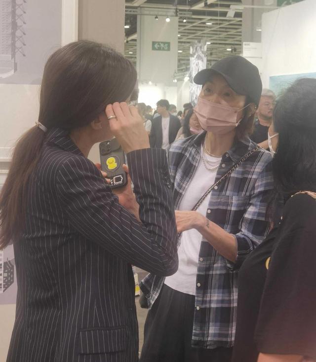 60岁张曼玉老到认不出！干瘪憔悴俨然老奶奶，女人自然老去可怕