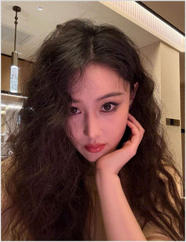 张馨予红唇吸睛，网友猜：急着和何捷庆纪念日吧！