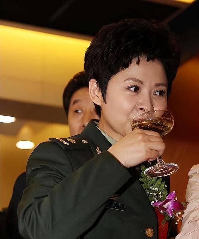 赖昌星不再隐瞒，被捕后曝出与董文华的关系，难怪老艺术家会退圈