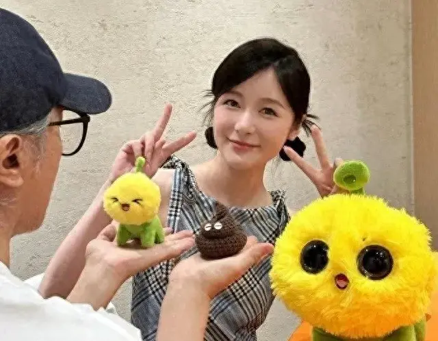 恭喜周星驰！“假小子”徐娇回归公司，泳装都没她女大十八变好看