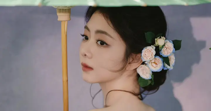 谭松韵 身穿缎面提花绿裙 勾勒曼妙身姿