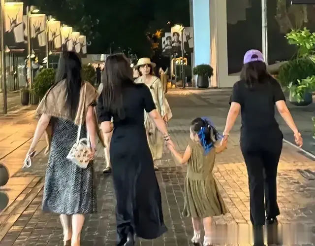 刘亦菲和朱珠一家三口逛街被偶遇朱珠的腰竟然比刘亦菲的还细