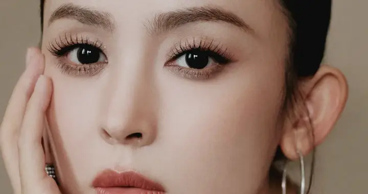 娜扎露肩造型又美又飒