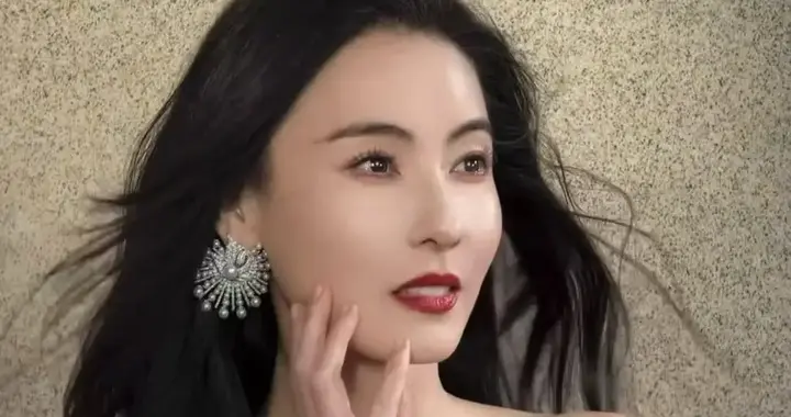 张柏芝今日穿红色抹胸裙写真，韵味十足的小阿姨