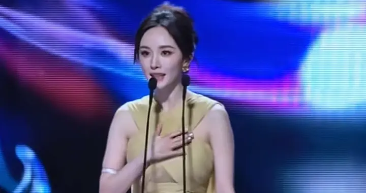 39岁杨幂尖叫之夜领奖：盘发+收腰长裙，身材纤细，美出新高度