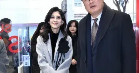 55岁三星长公主李富真露面！有家族遗传病走路蹒跚，儿子让她增光